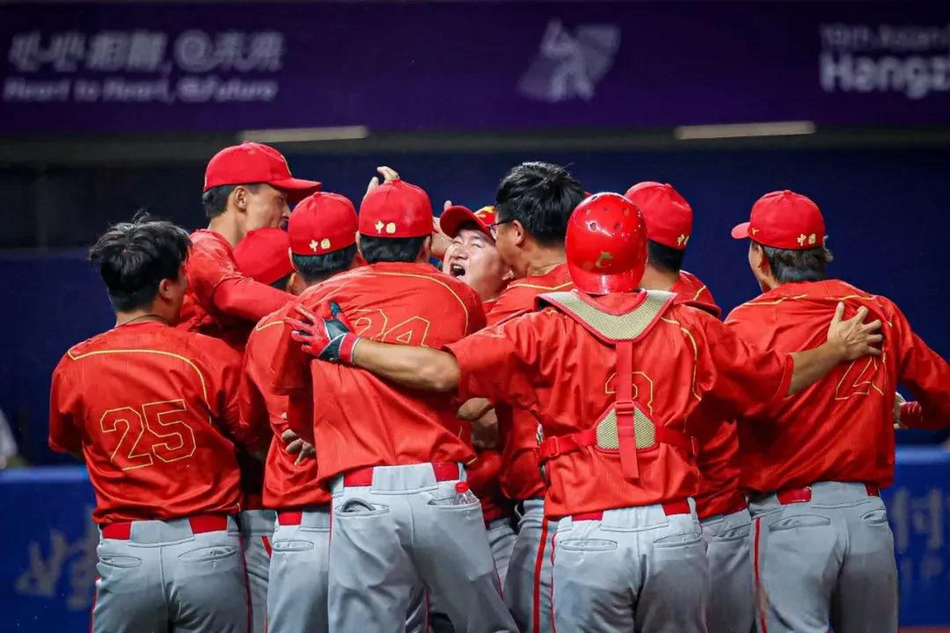 10月3日,杭州亚运会棒球项目,结束小组循环赛,中国队1:0战胜日本队,以