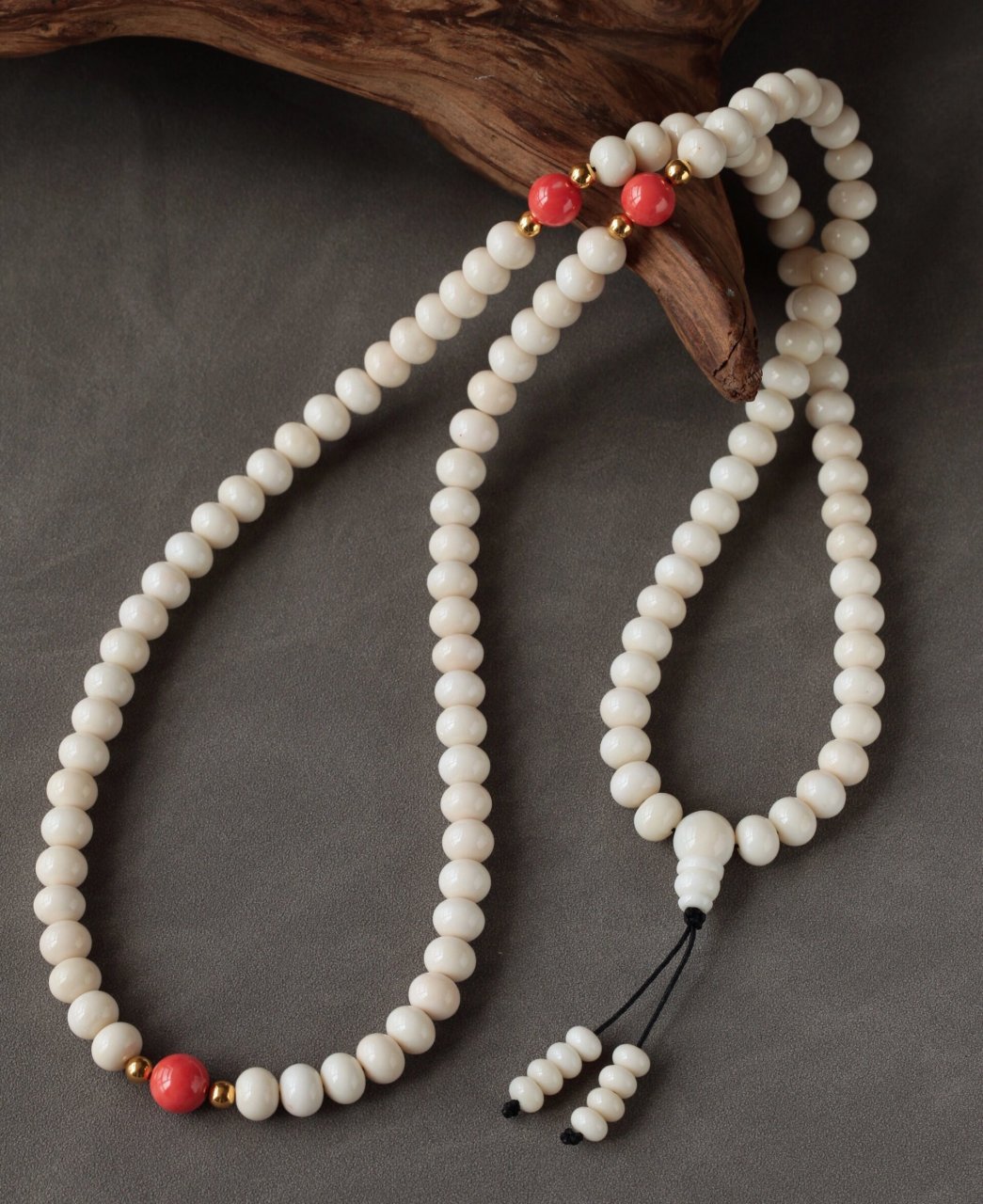 momo白珊瑚佛珠 很少见的momo算盘珠,白珊瑚部分磨的很规整,红珊瑚隔