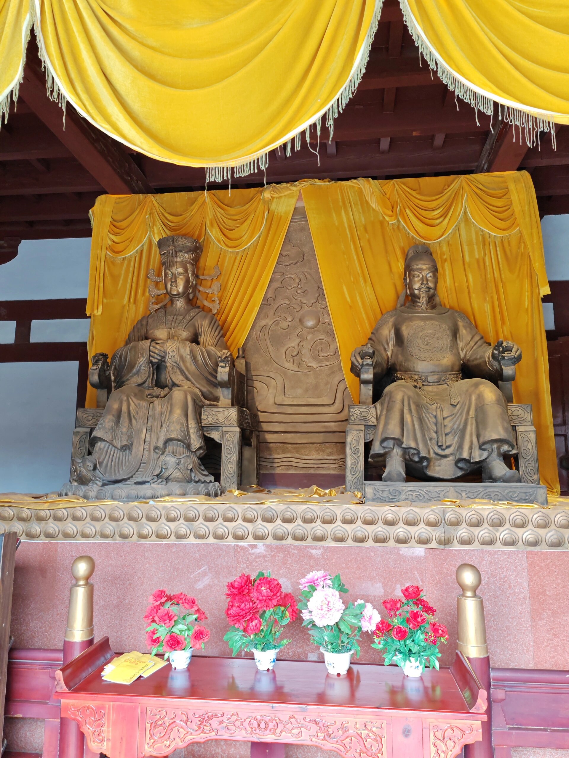 广元皇泽寺 广元皇泽寺是中国历史上唯一的女皇帝武则天的祀庙,寺庙