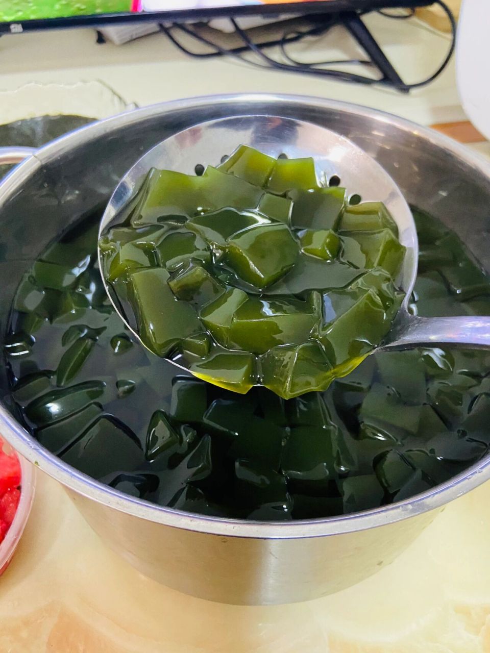 绿凉粉 附教程92 新鲜绿色烧仙草 a:制作仙草冻 1:2斤新鲜仙草.