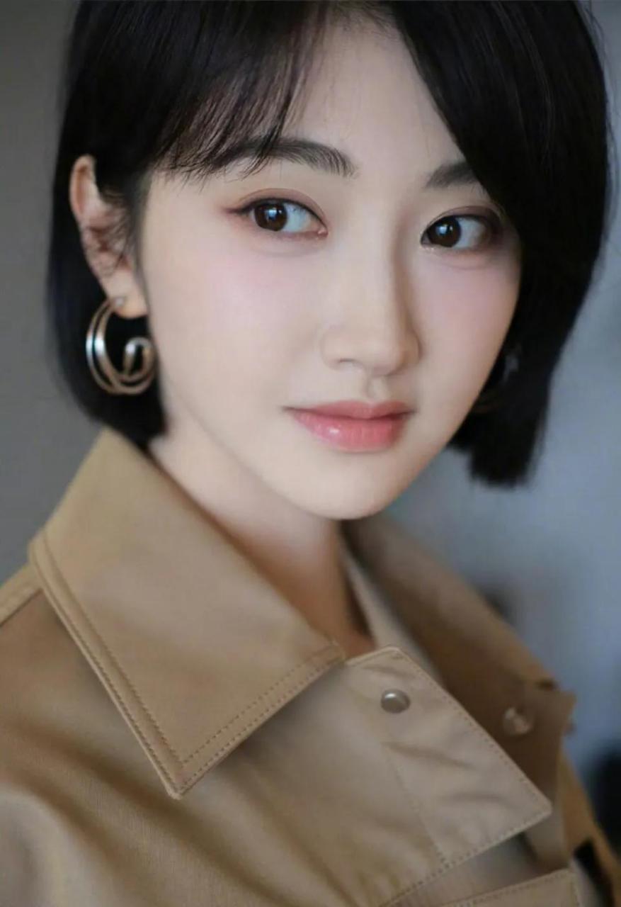 她的长相甜美,配上清爽的短发,尽显青春活力.