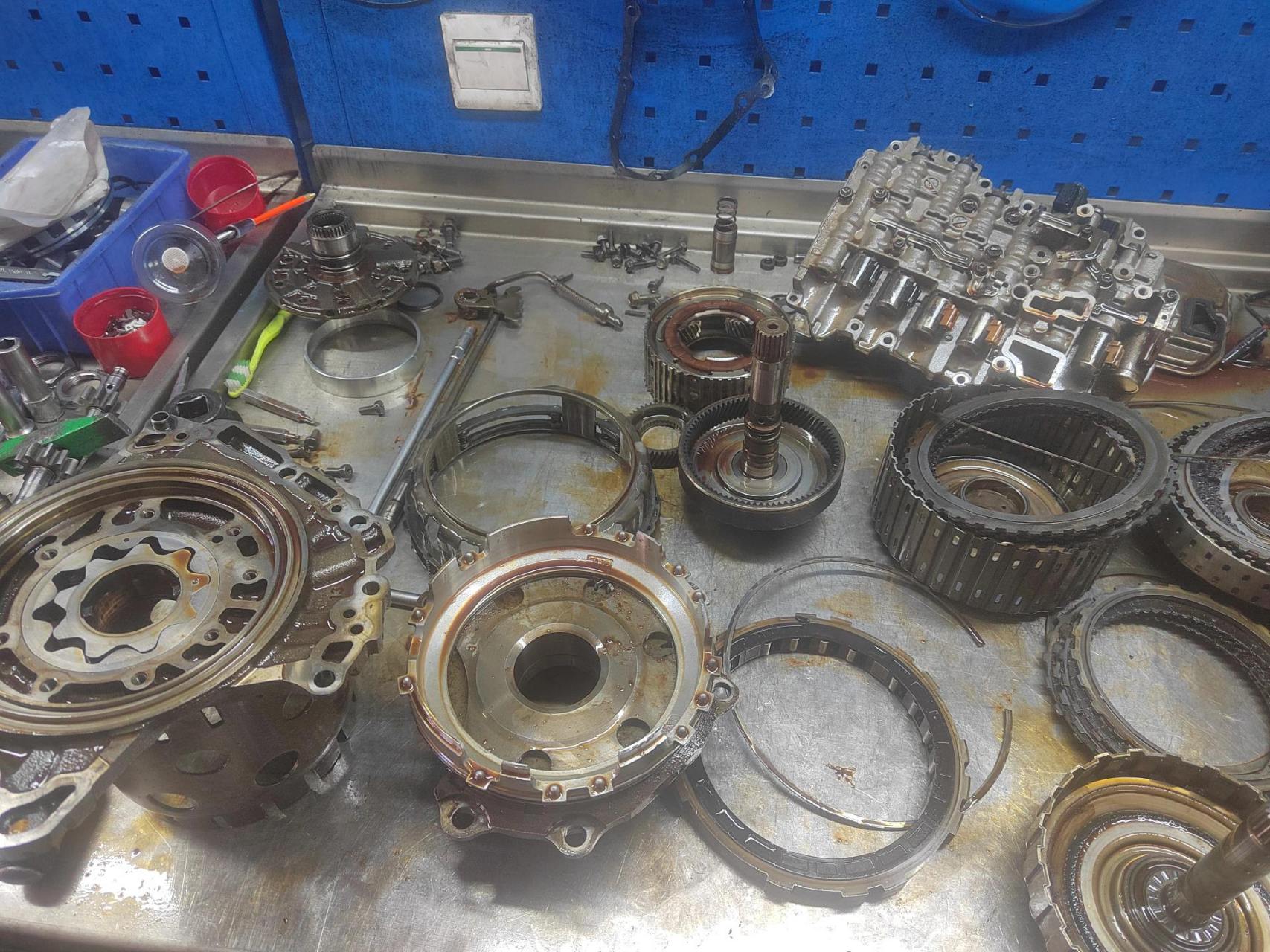 此车搭载爱信09g(6at)自动变速箱,由于散热器损坏导致变速箱内部进水