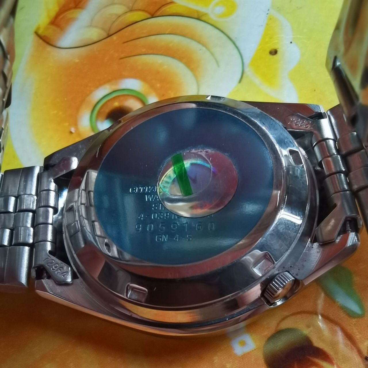 老古董表西铁城8200  86岁外公翻箱倒柜的找出一个小盒子,外公述说这