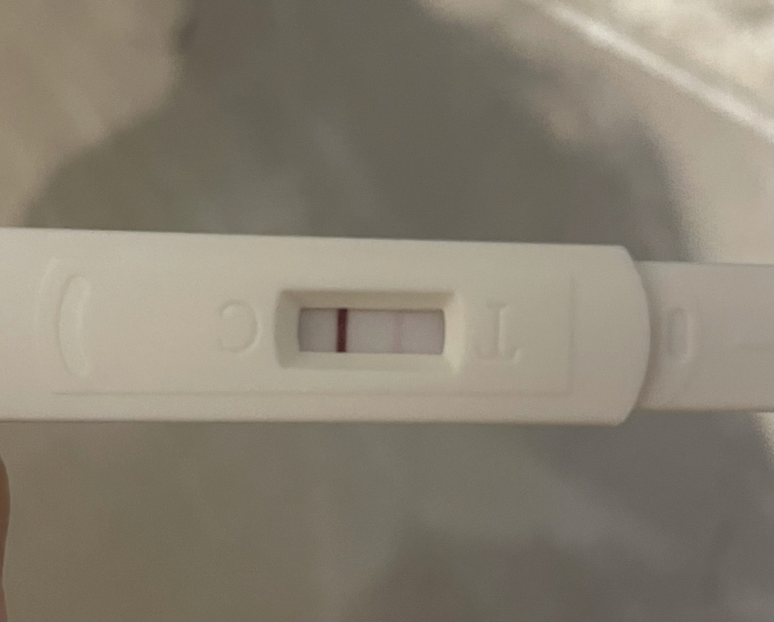 怀孕弱阳性 这两天测都是弱阳性,请问会是假阳性吗,肚子时不时痛,还