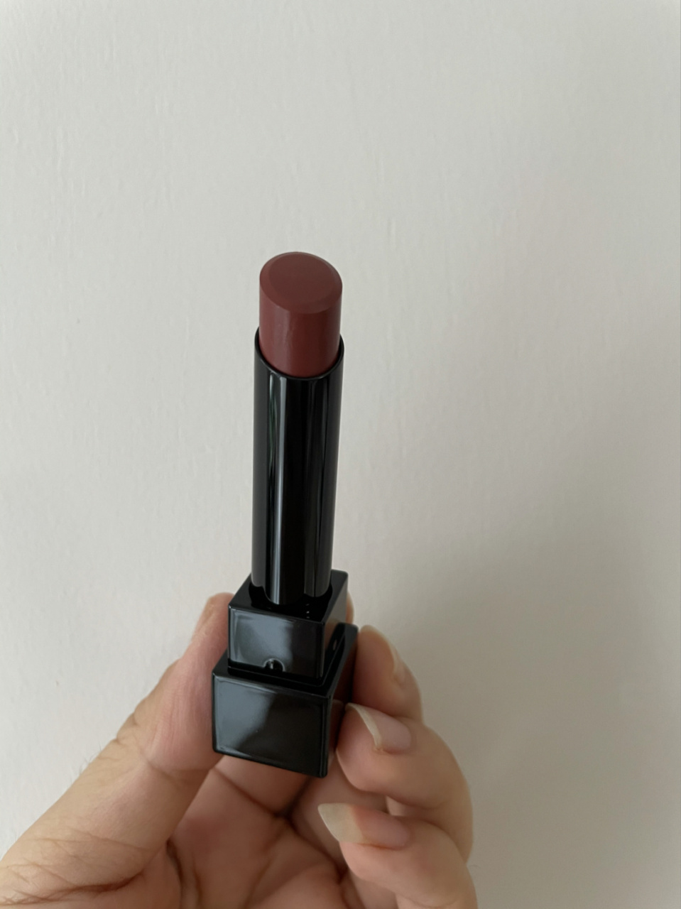 据说因为疫情得一直戴口罩,所以日本人开始潜心开发持久型口红,这样摘