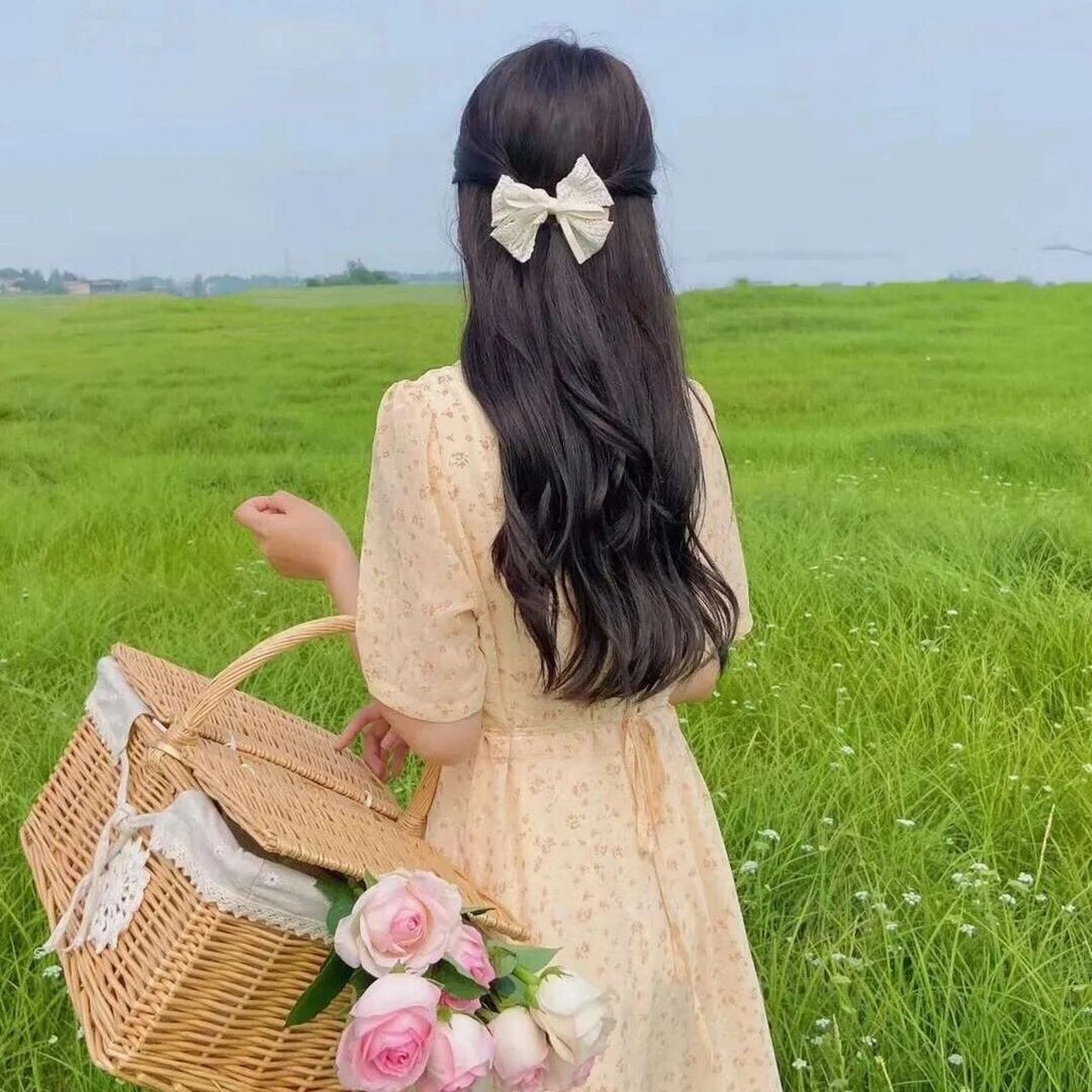 手捧着花春日女生头像 1.谁心里没有故事 只是学会了控制 2.