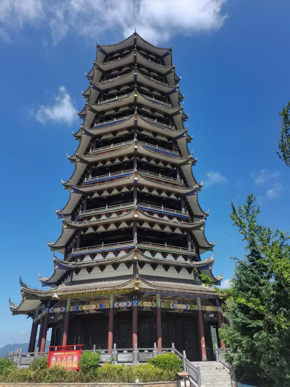 塔山公园工程项目于2016年动工,塔山公园占地面积800亩,建筑面积5000