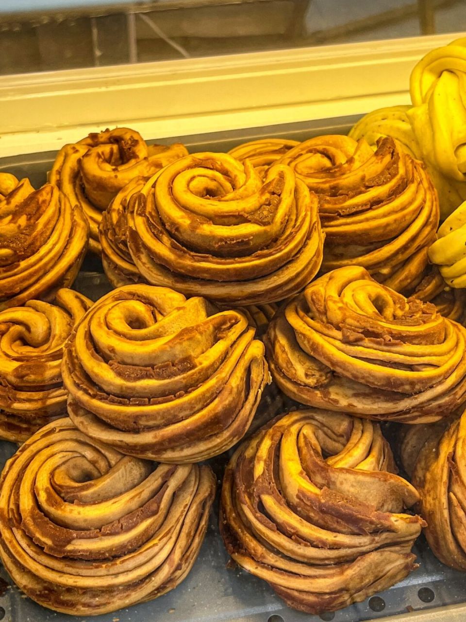 路边偶遇的麻酱红糖花卷 吃起来甜丝丝的～ #西安美食# #西安探店