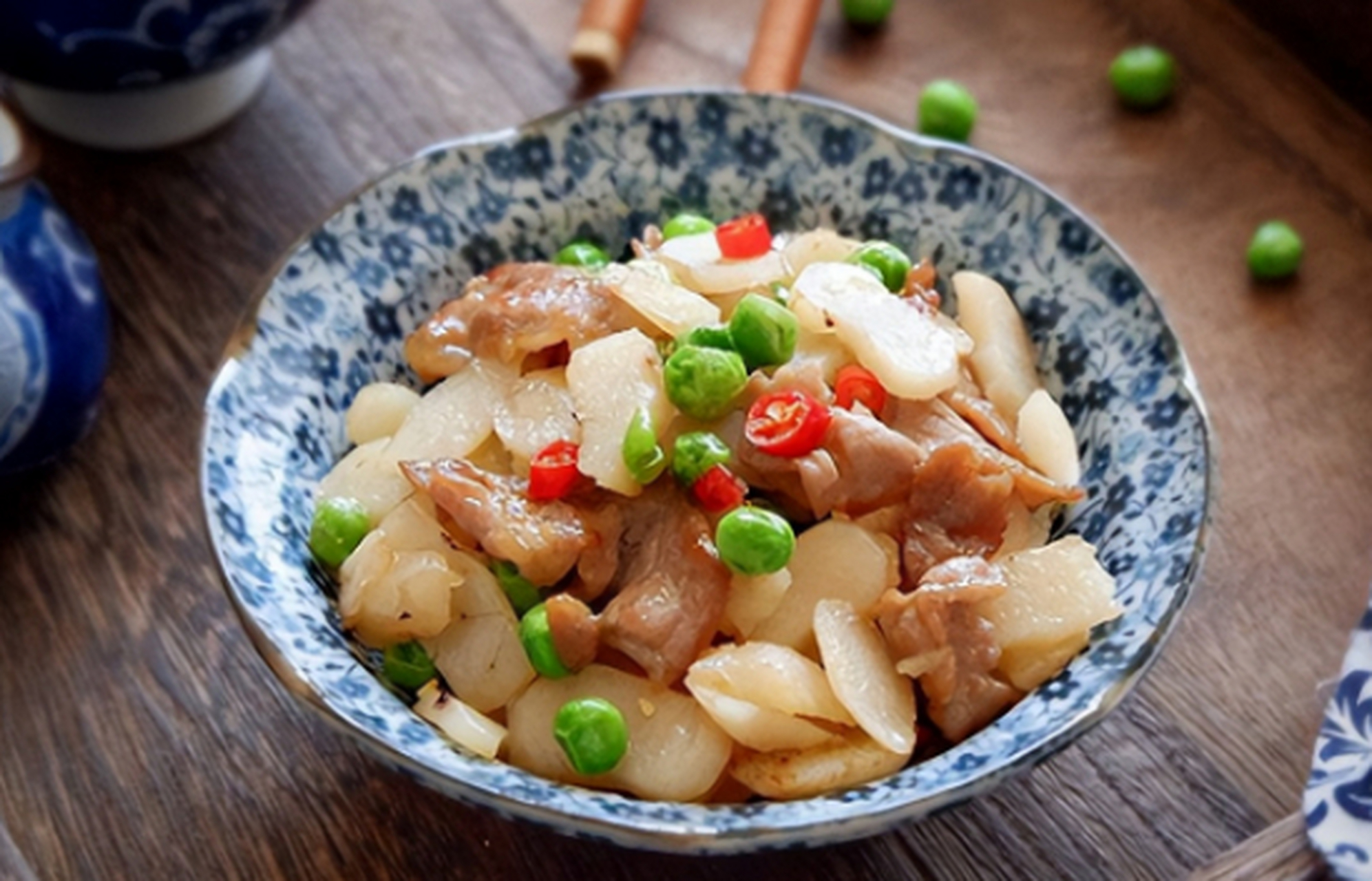 马蹄炒肉片#家常菜##美食分享# 食材:马蹄,猪里脊肉,豌豆(熟),小米椒