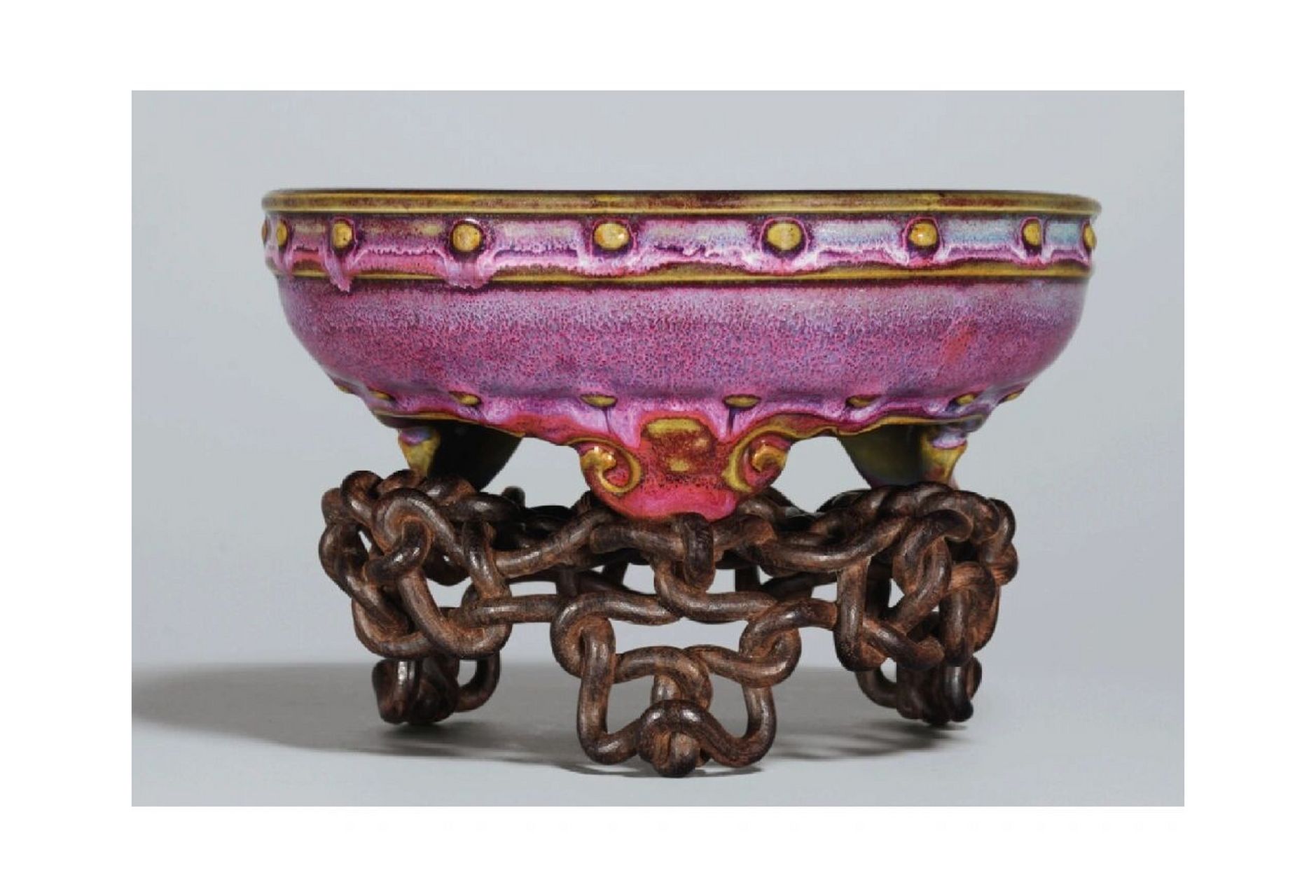 五大名窑之钧窑 钧窑是宋代五大名窑之一,以丰富多变的窑变釉色瓷器而