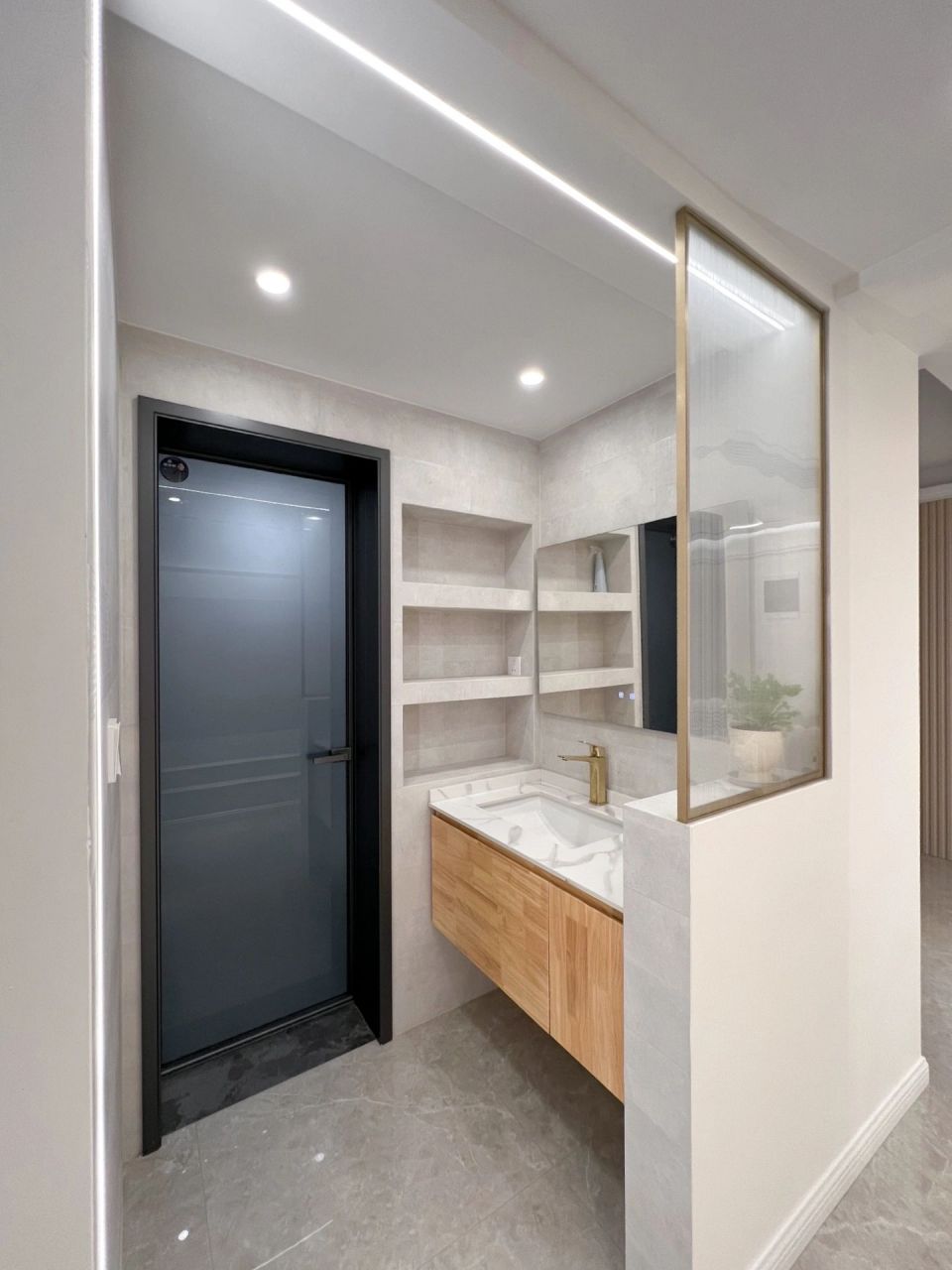 真的,这种户型的卫生间做半墙再合适不过了!