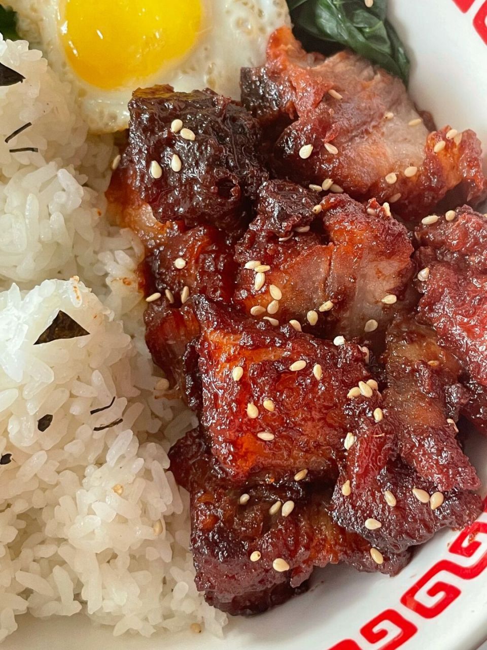 在家只需一个电饭煲就能轻松做出焦香四溢 鲜嫩多汁的蜜汁叉烧饭 不加