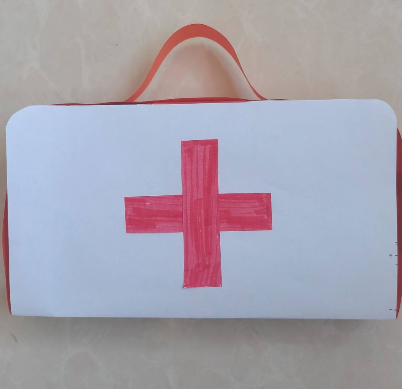 幼儿园社会领域玩教具 做了一个简单的医药箱,可以让小朋友们做医生