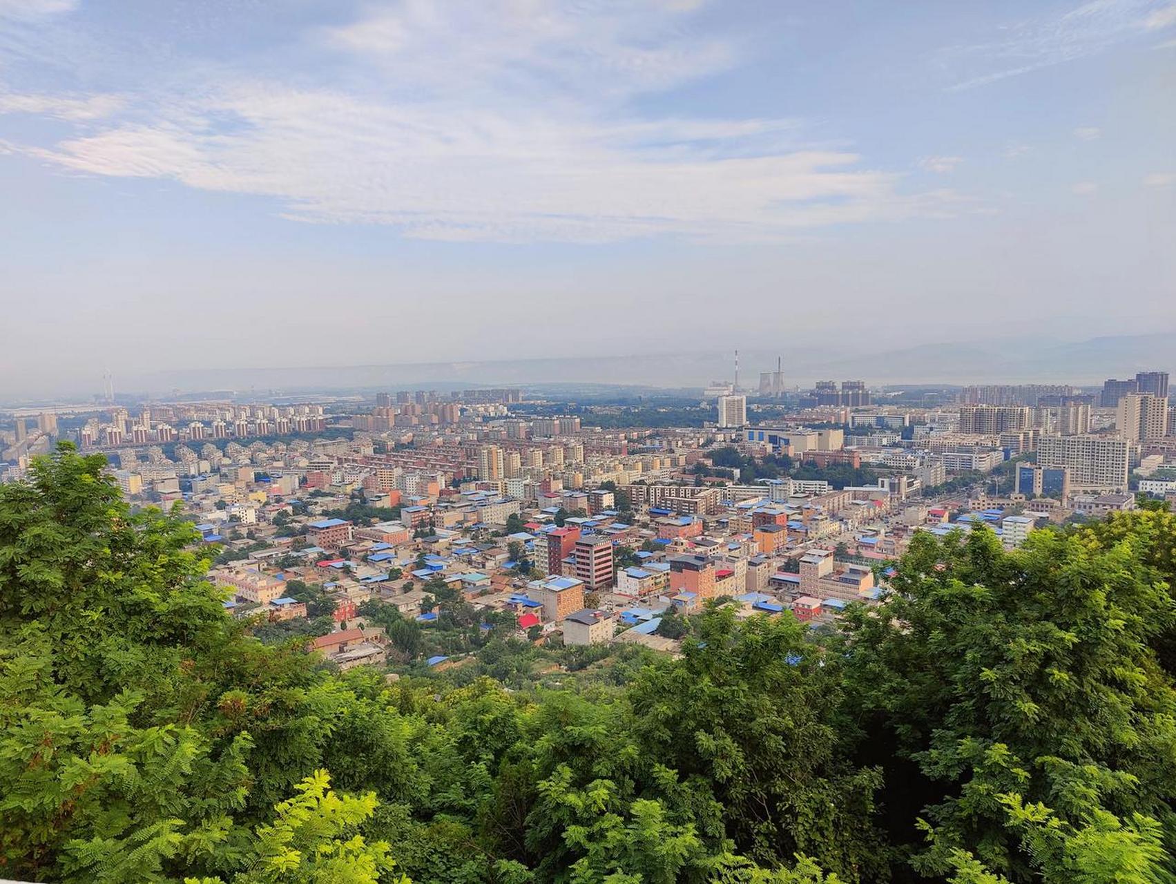三门峡陕州区高阳山上, 大清早, 俯瞰三门峡, 眺望黄河.