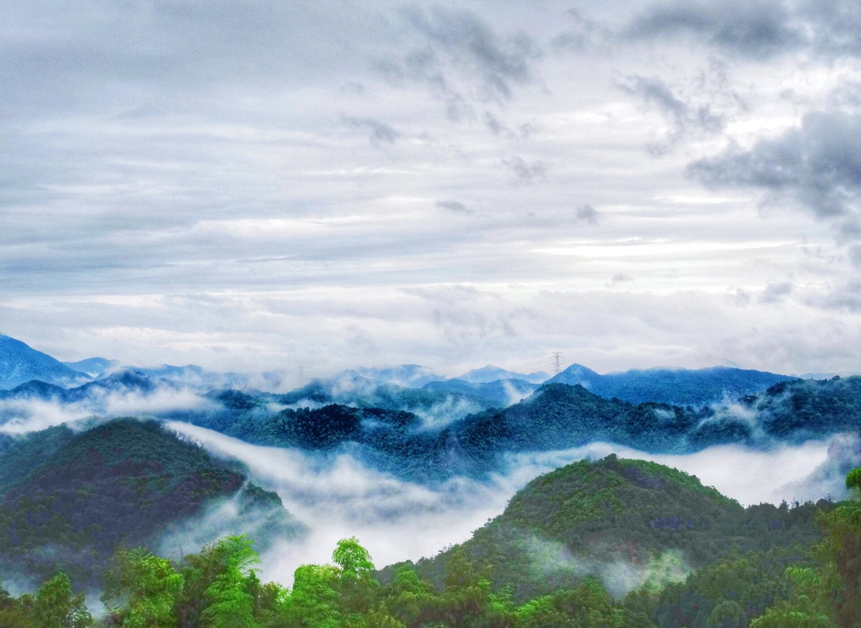 紫凝山的云雾 在天台山的紫凝山上 雨后随手拍拍 山峦叠嶂,云雾缭绕
