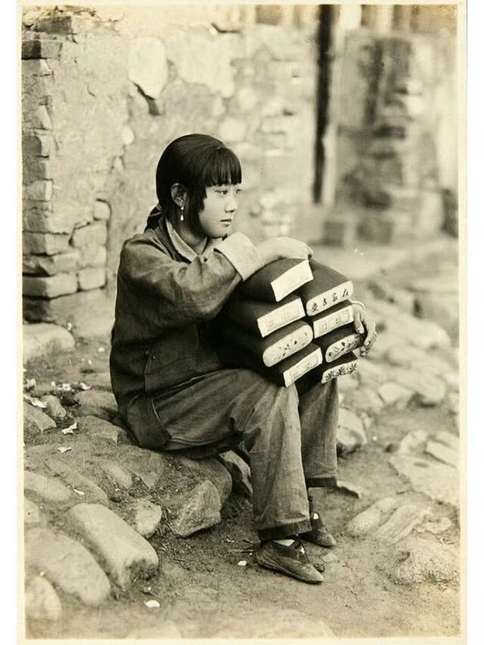 1926年,热河,卖枕头的小姑娘 #老照片# #热河# #历史