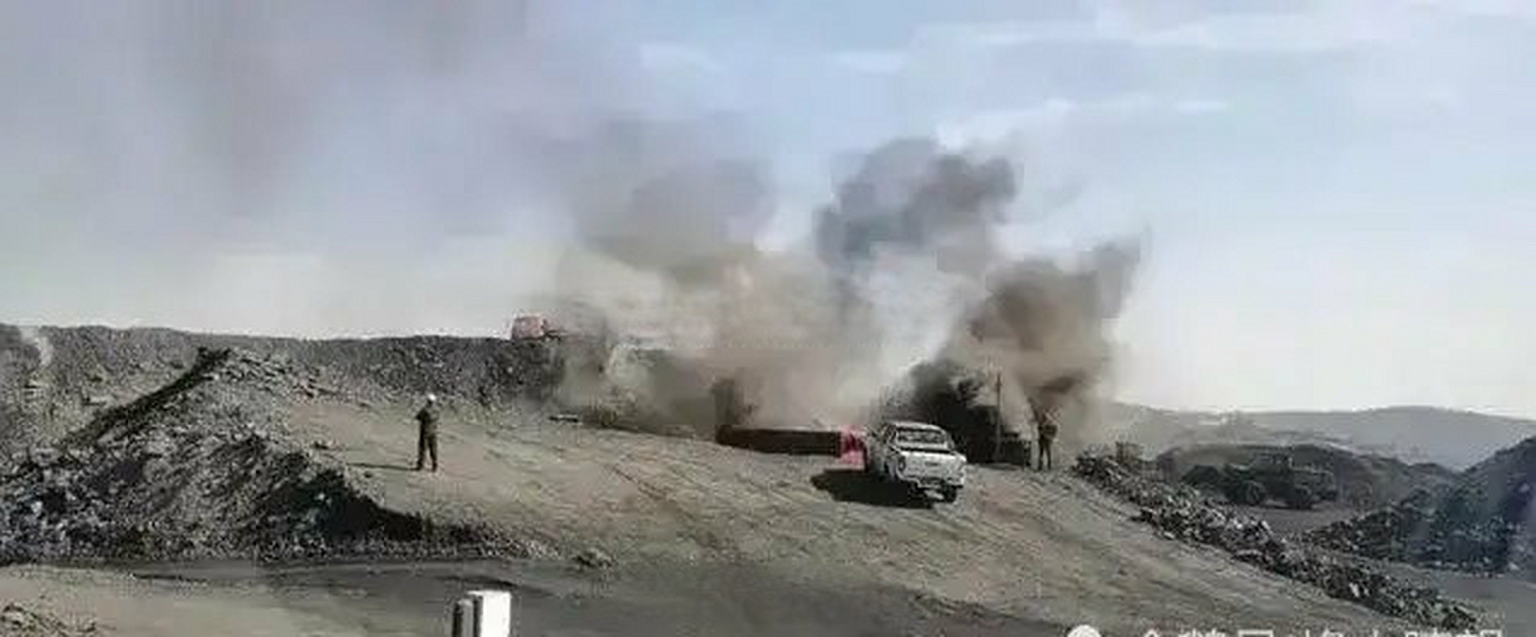 本网工作人员接到群众举报说,河曲县猫儿沟煤矿肆意污染环境,生态遭到