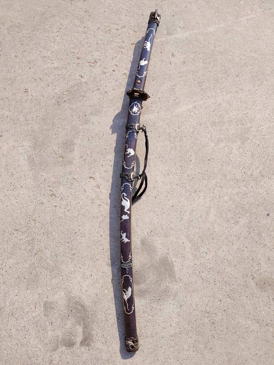 武士刀刀鞘包铜,雕刻图案精美,刀柄刻《本田大佐》.