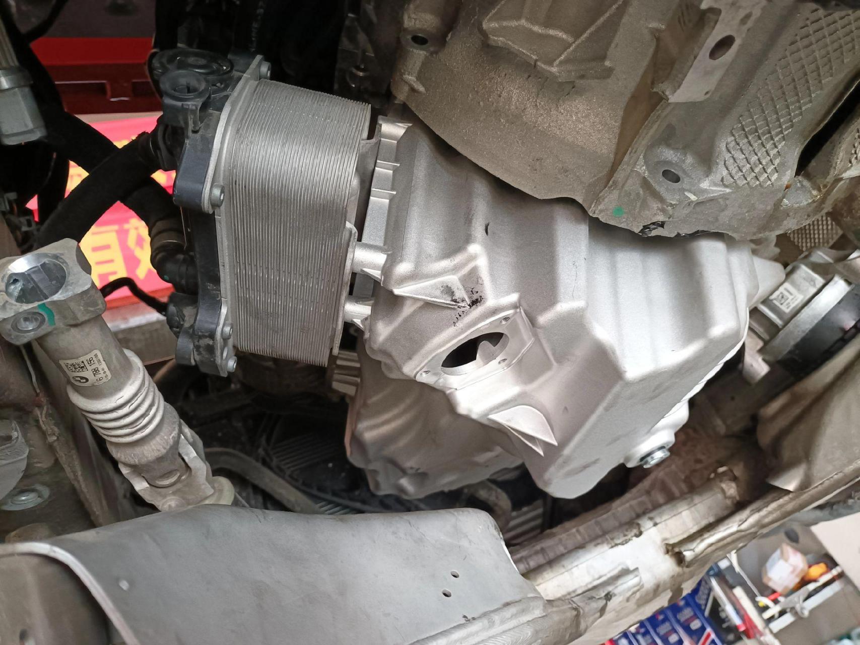 宝马525更换改进型油底壳.一次性搞定再也不怕他漏了.