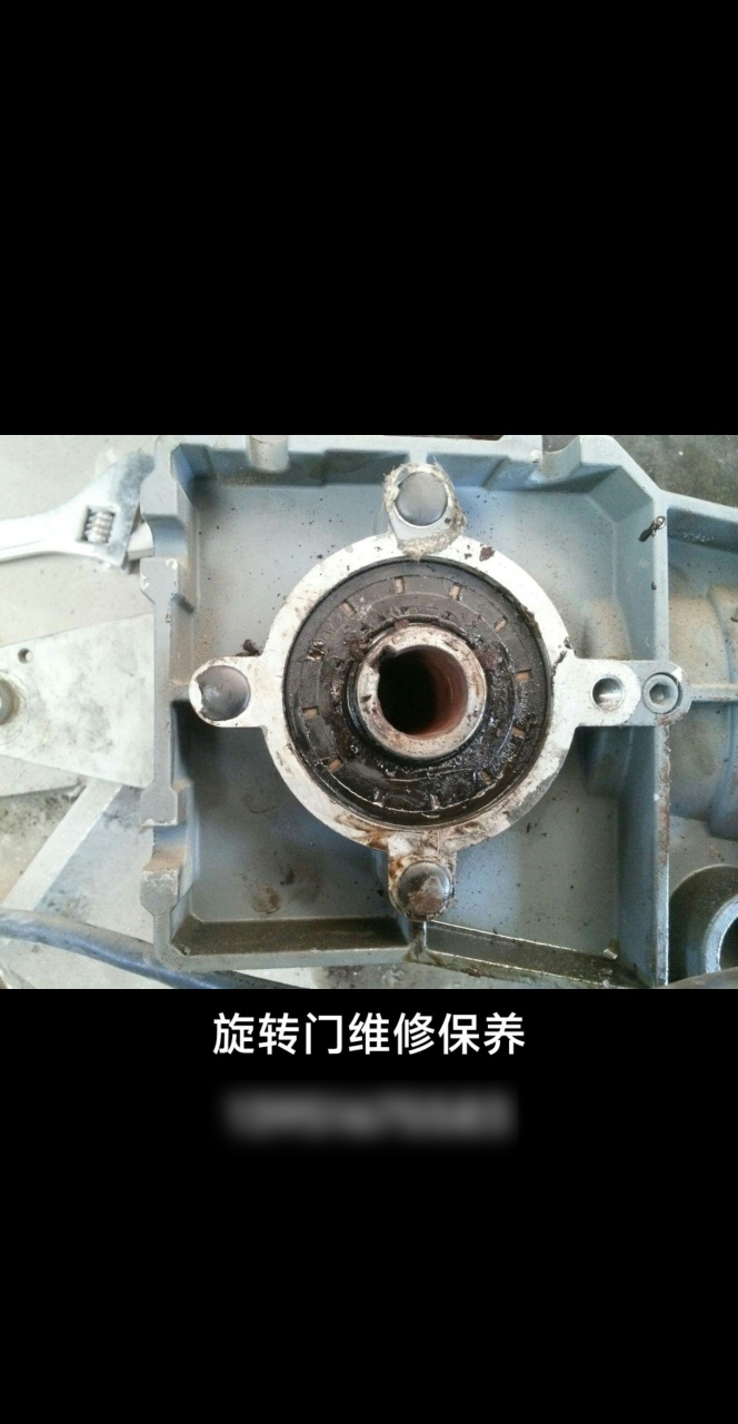 两翼自动旋转门电机漏油,更换维修.