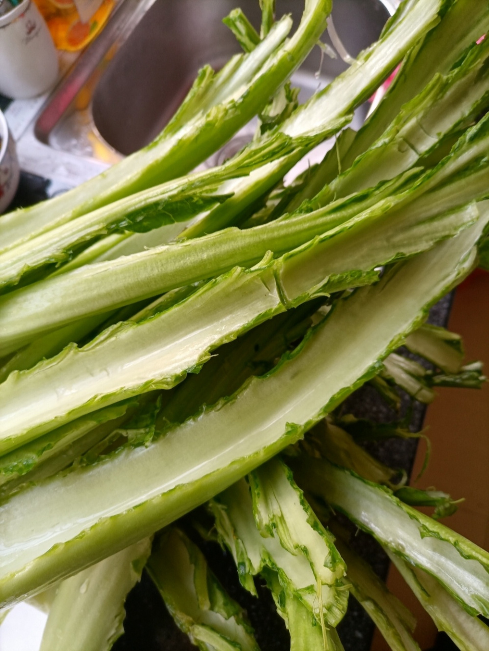 芥菜梗加一些盐充分揉搓出水,达到"熟的状态"效果好,另外可以用重物