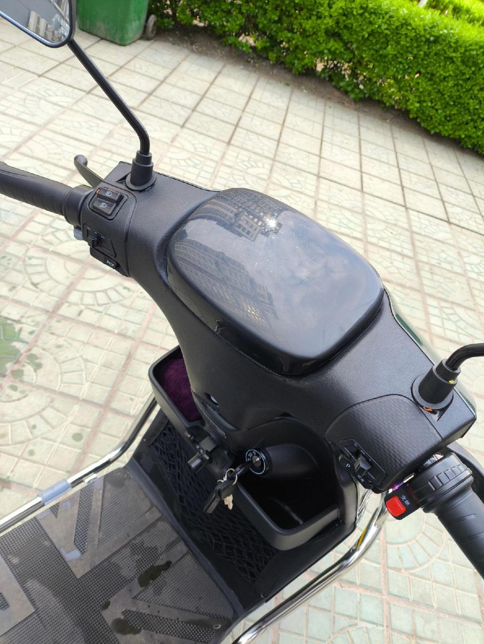 新日新国标电动车,96伏20安(八块电瓶),刚安全行驶几个月,车况精品,已