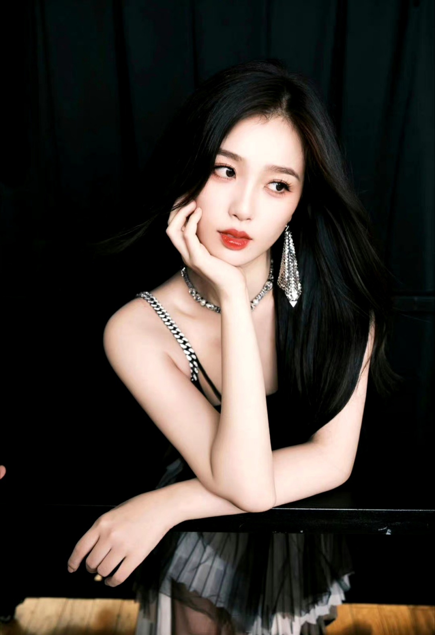 暗光长焦下的微博之夜##虞书欣红毯生图#欣欣子好美!