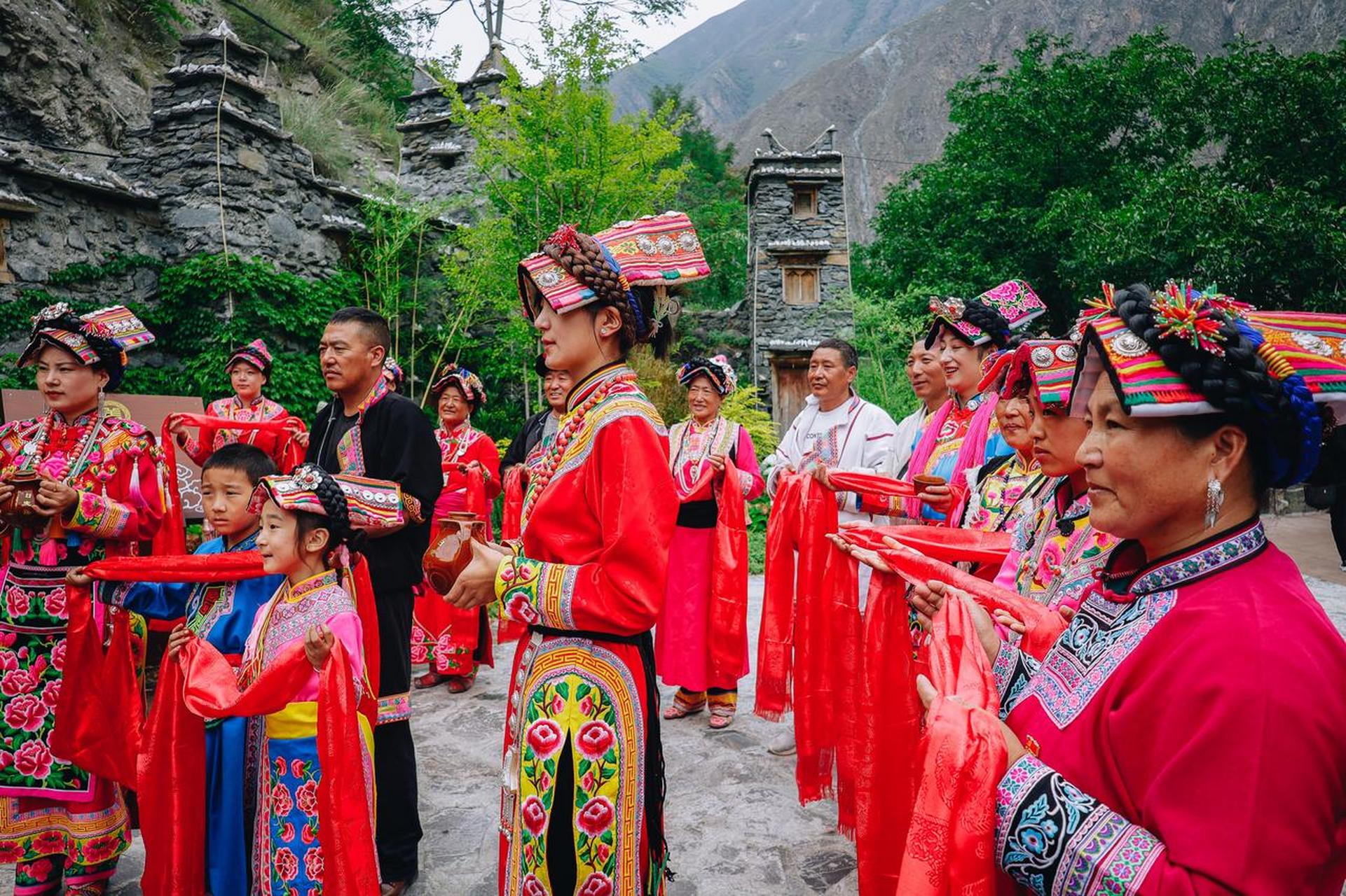 赤不苏村:羌族风情与和谐生活的完美融合  在四川的大地上,有一个叫做