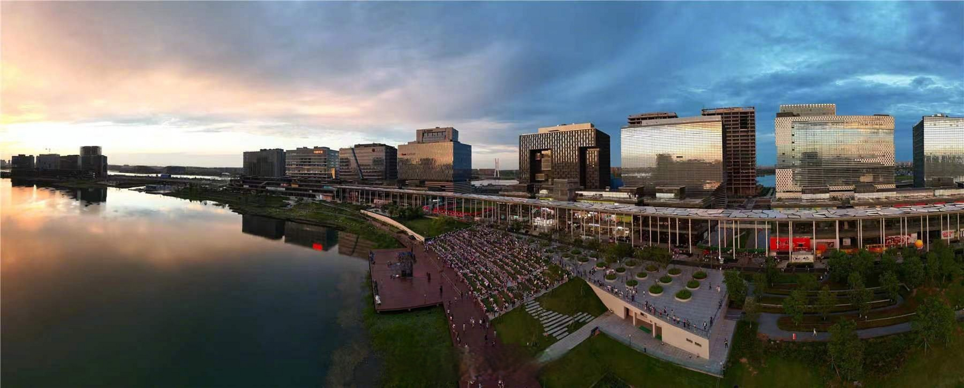 郑州金融岛落日音乐会点燃城市激情8月12日晚,郑州市