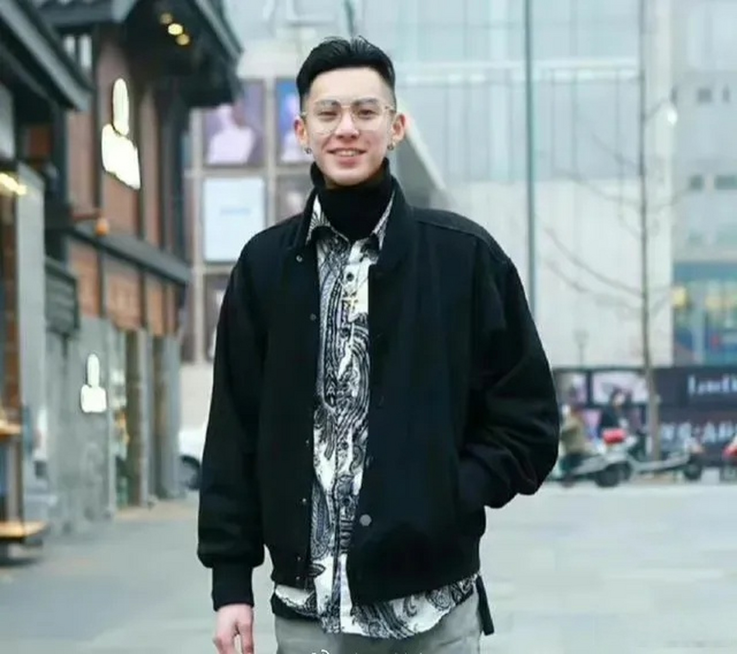 王鹤棣早期的太古里街拍,有点像成都的rapper [三哈]