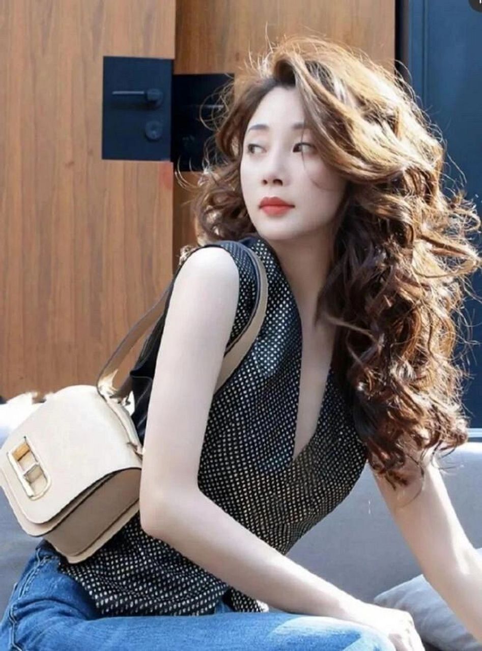 实不相瞒,我是看了殷桃的图片才留的长卷发  殷桃这个图片好像是两年