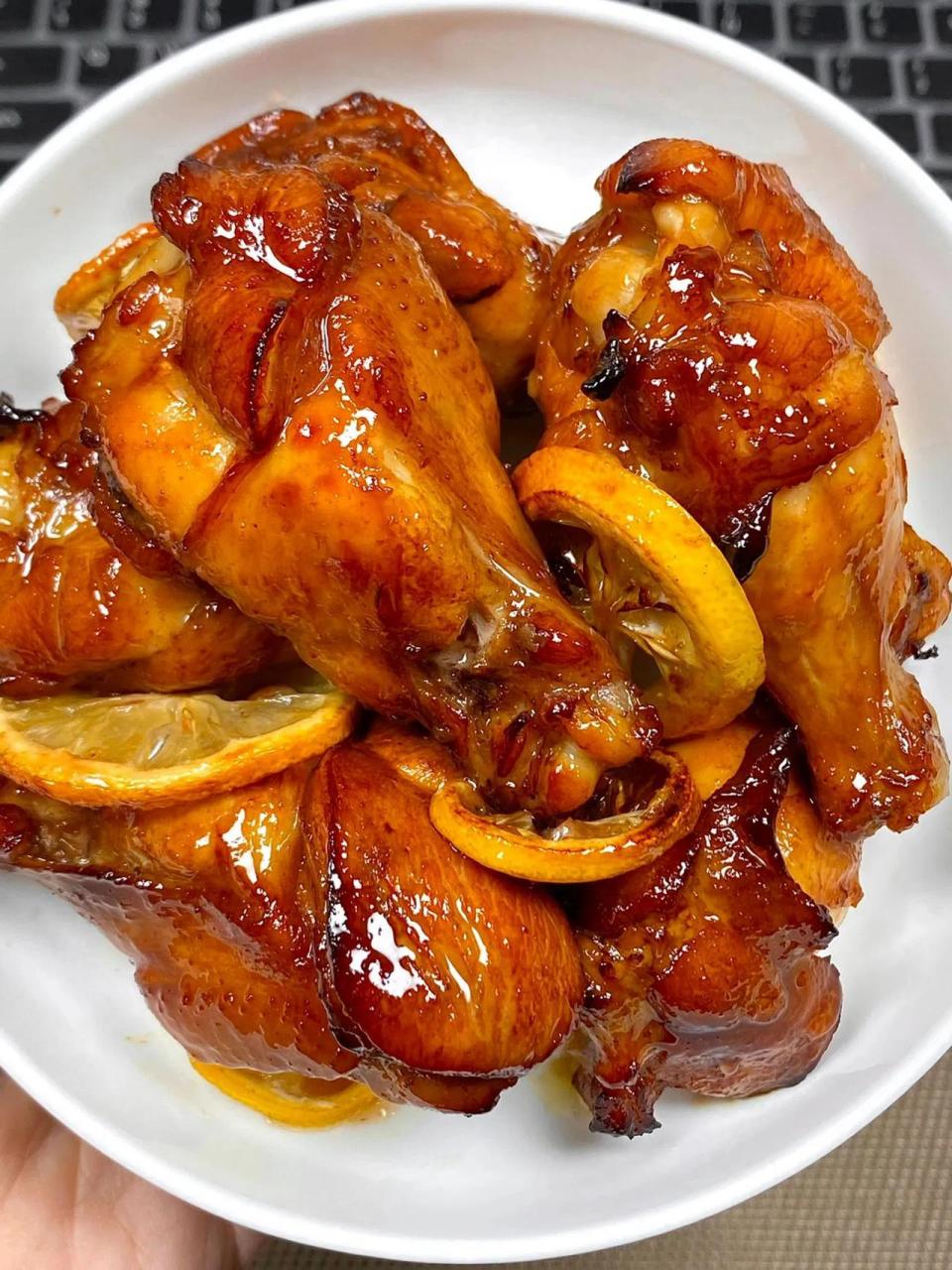 炎炎夏日来一份柠檬鸡腿真的好巴适~鸡腿香嫩多汁,还有柠檬的清香,我