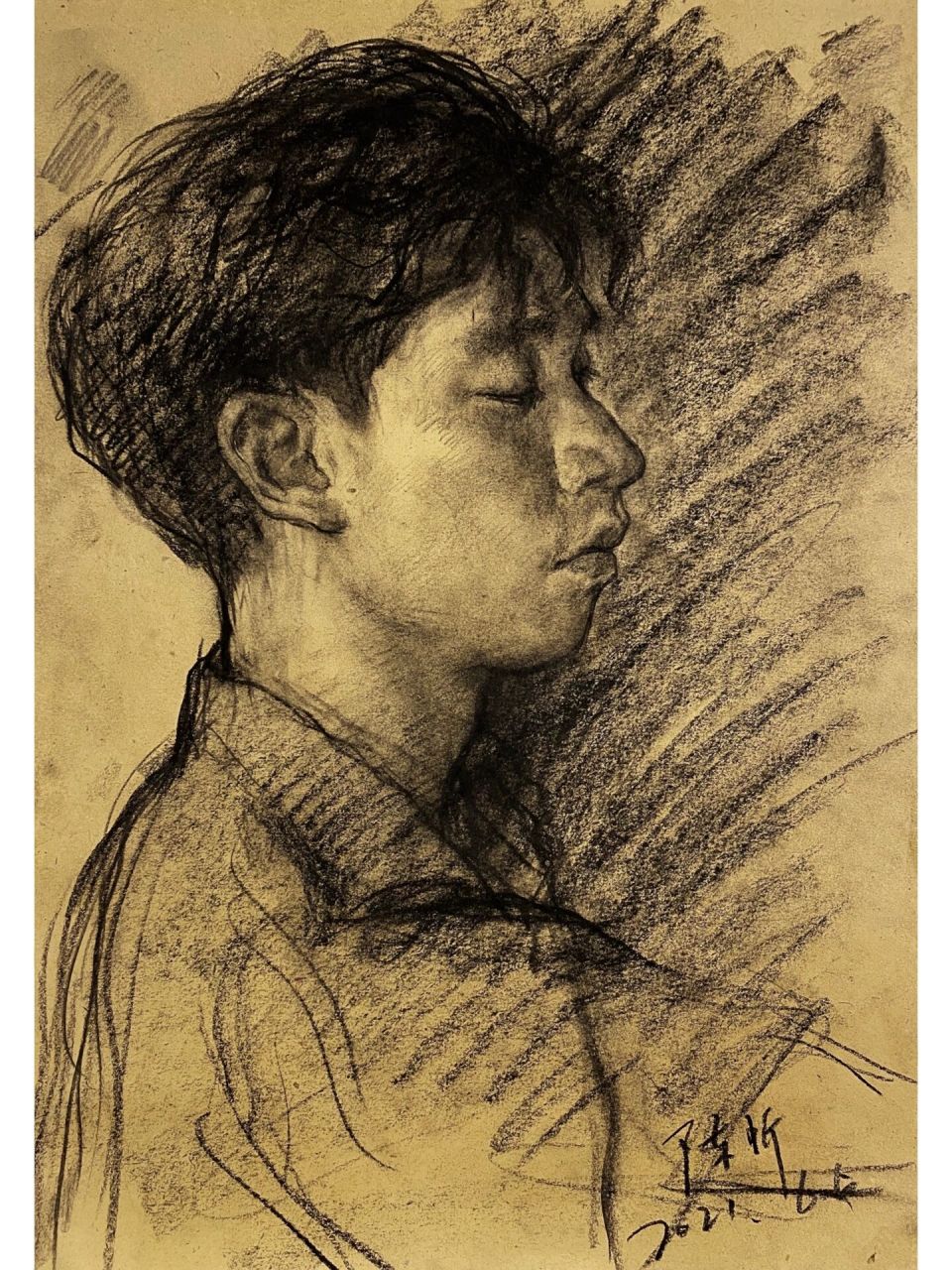 拿着炭精条,用着黄色有点旧的纸,捕捉着作业中的学员,莫名有种年代感