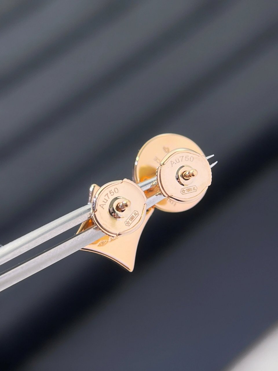 绽放在耳边的小可爱99lv路易威登不规则耳钉 lv这款四叶草耳钉非常