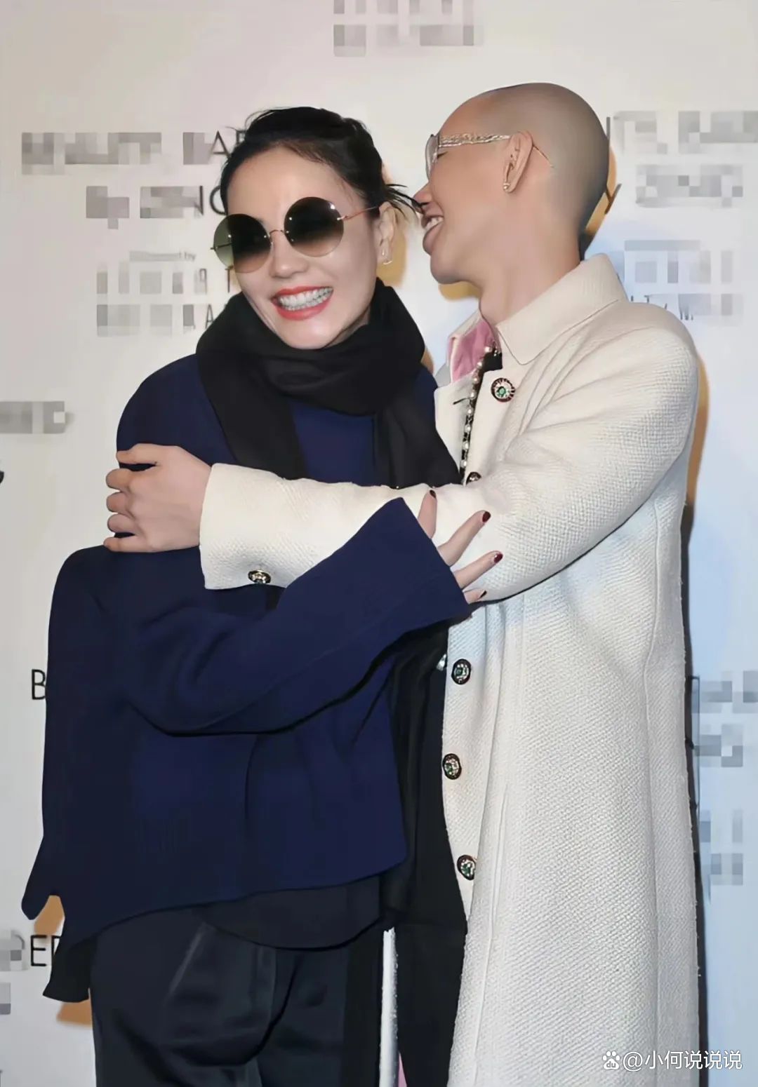 王菲近日与造型师男友人一同亮相活动,穿搭大胆放飞自我,一身蓝色针织