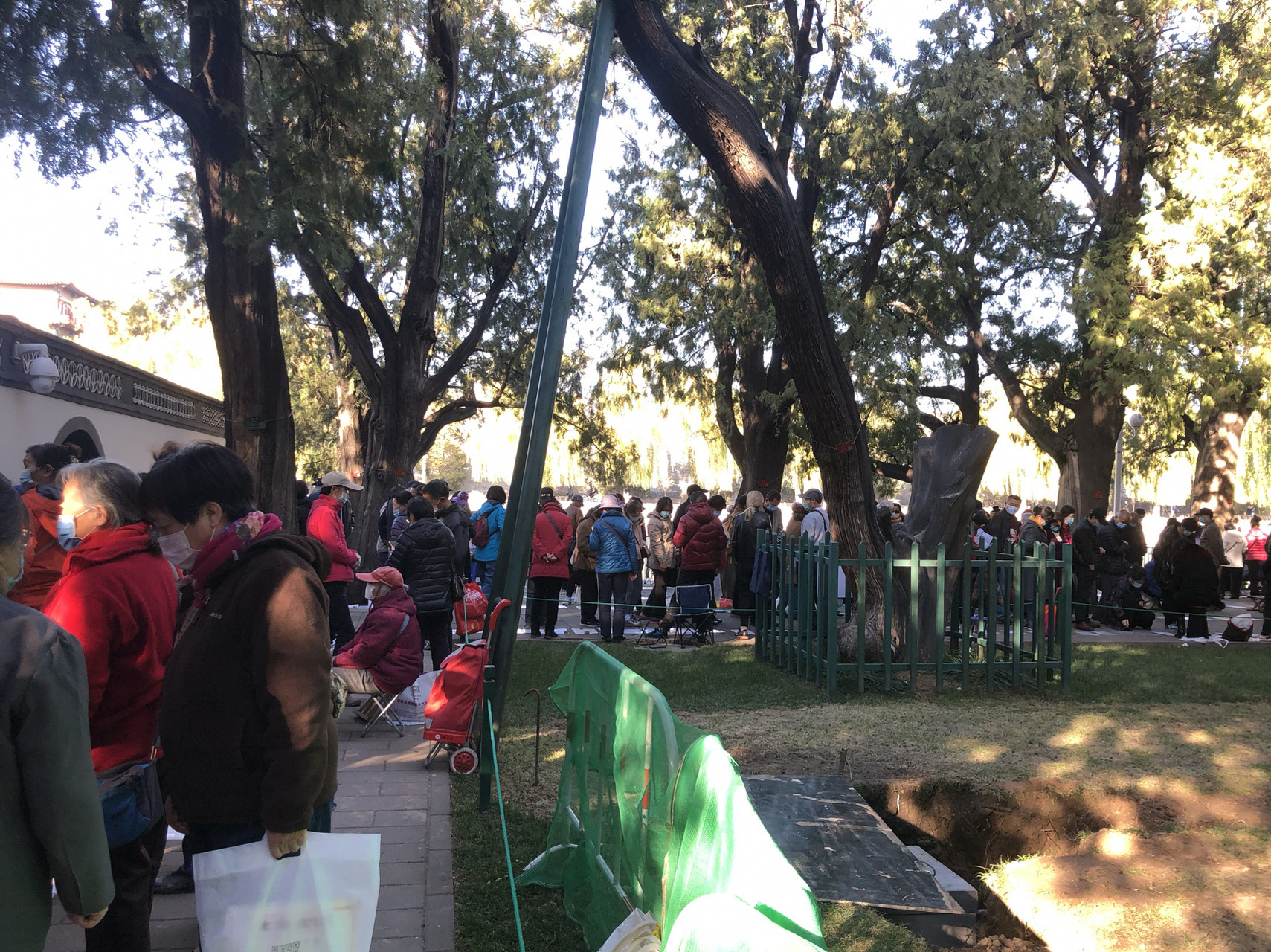 走近北京公園相親角 最近朋友想安定下來,但一直遇不到合適的人,想起