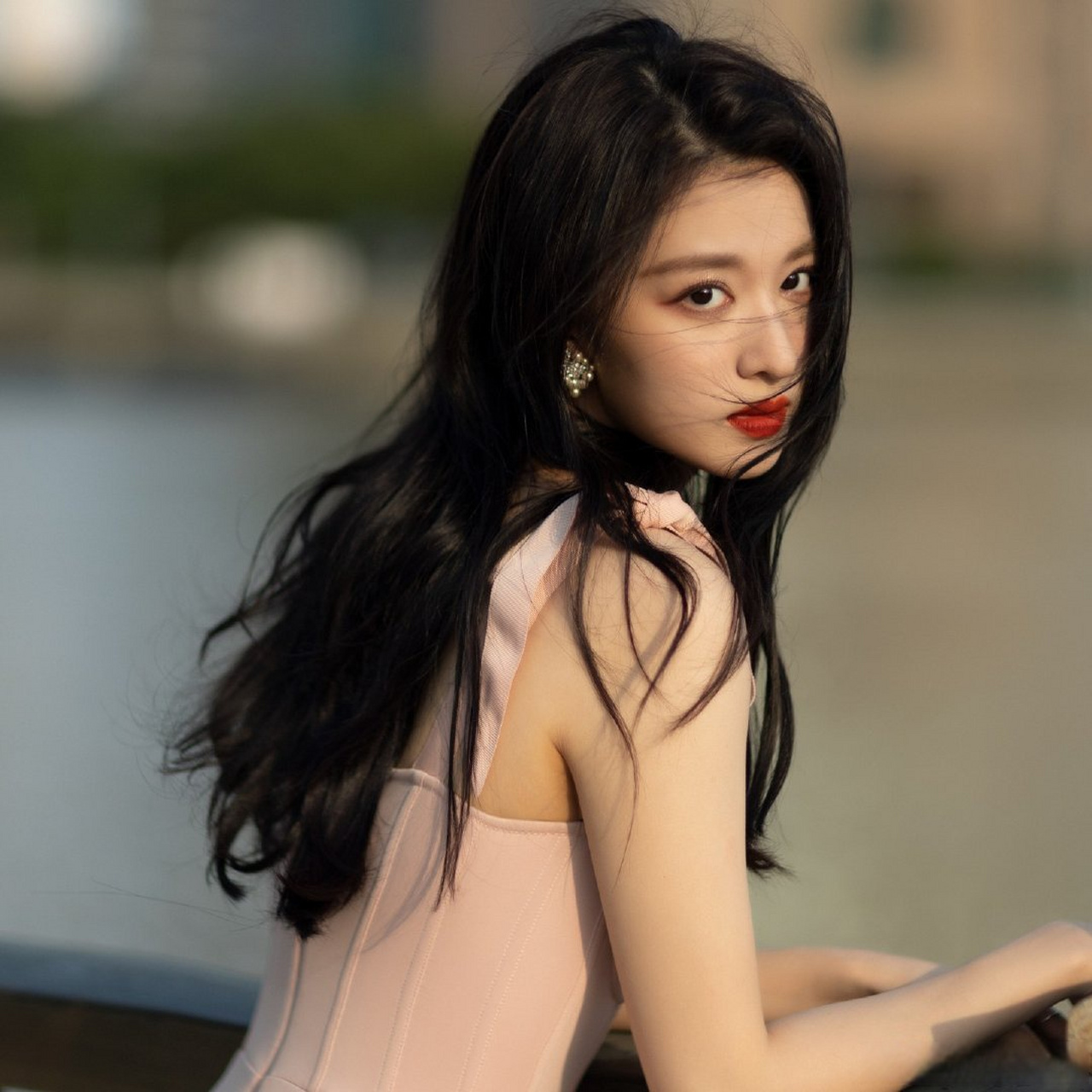 王楚然# 淡粉蝴蝶结胸衣长裙,清新甜美又性感!