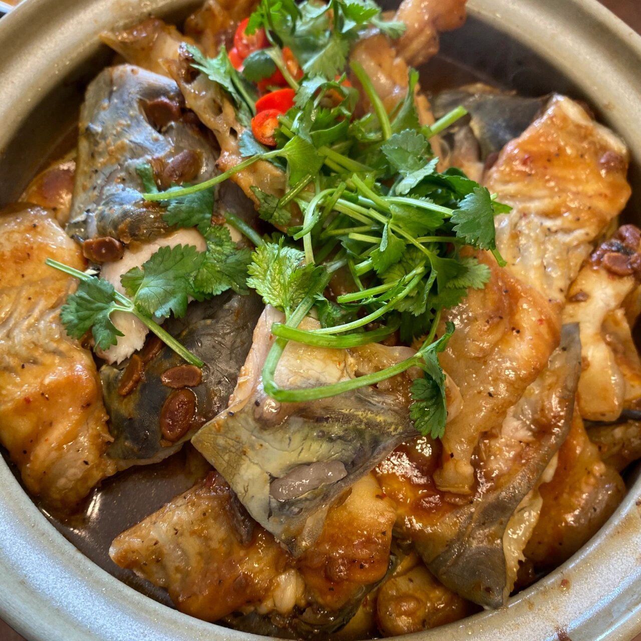 清江鱼做法(一鱼三吃)  鱼头用来做砂锅焗 鱼片分2大份,一大份勾芡粉