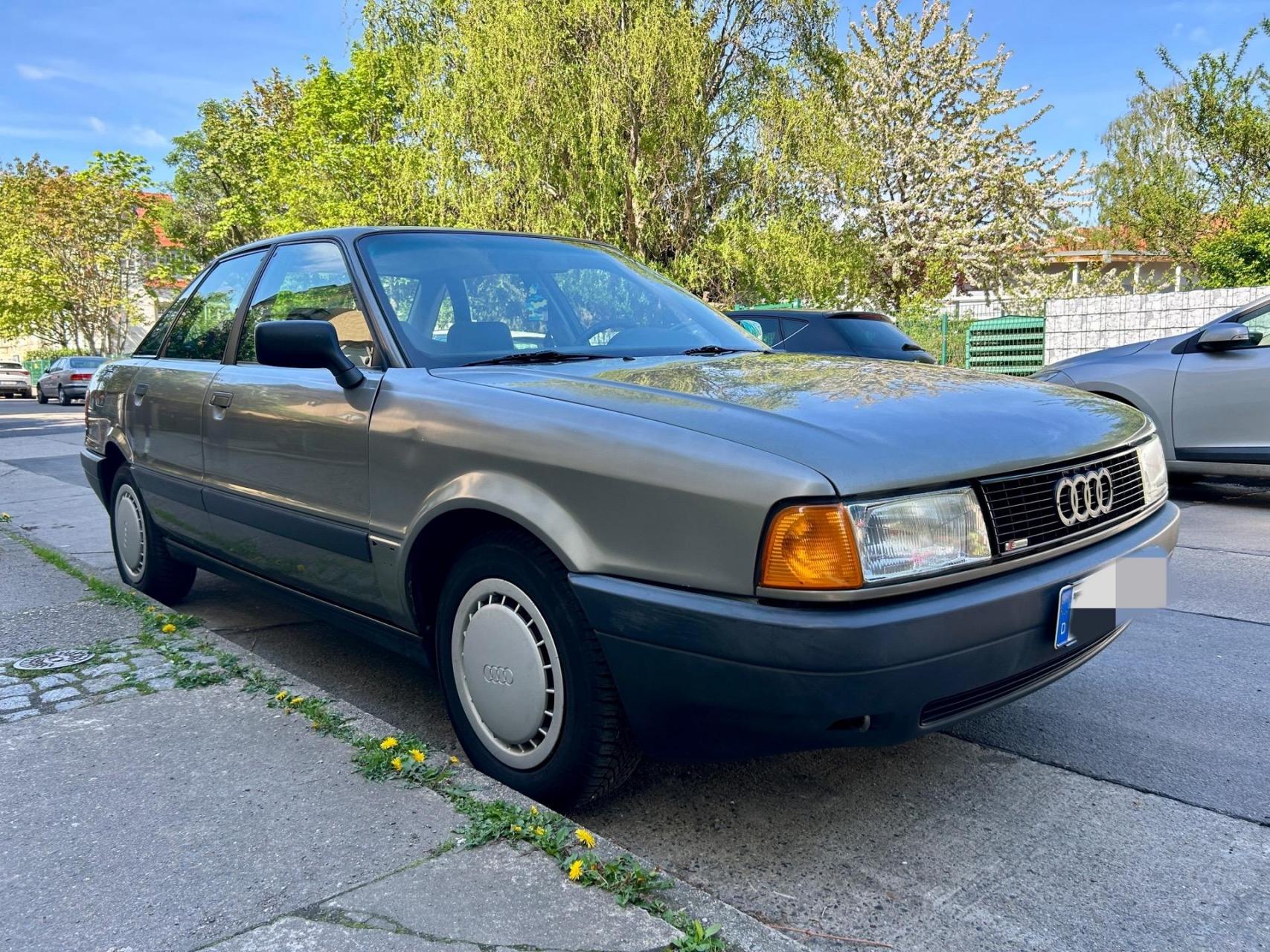 家附近的一辆老车,1991年推出的一款车型(比我年龄都大),奥迪a4车型的