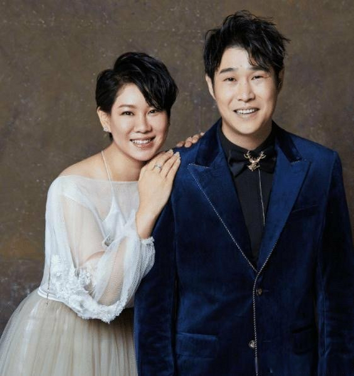 沈阳庆祝与沈春阳结婚19年#看到小沈阳沈春阳庆祝结婚19年真的很开心