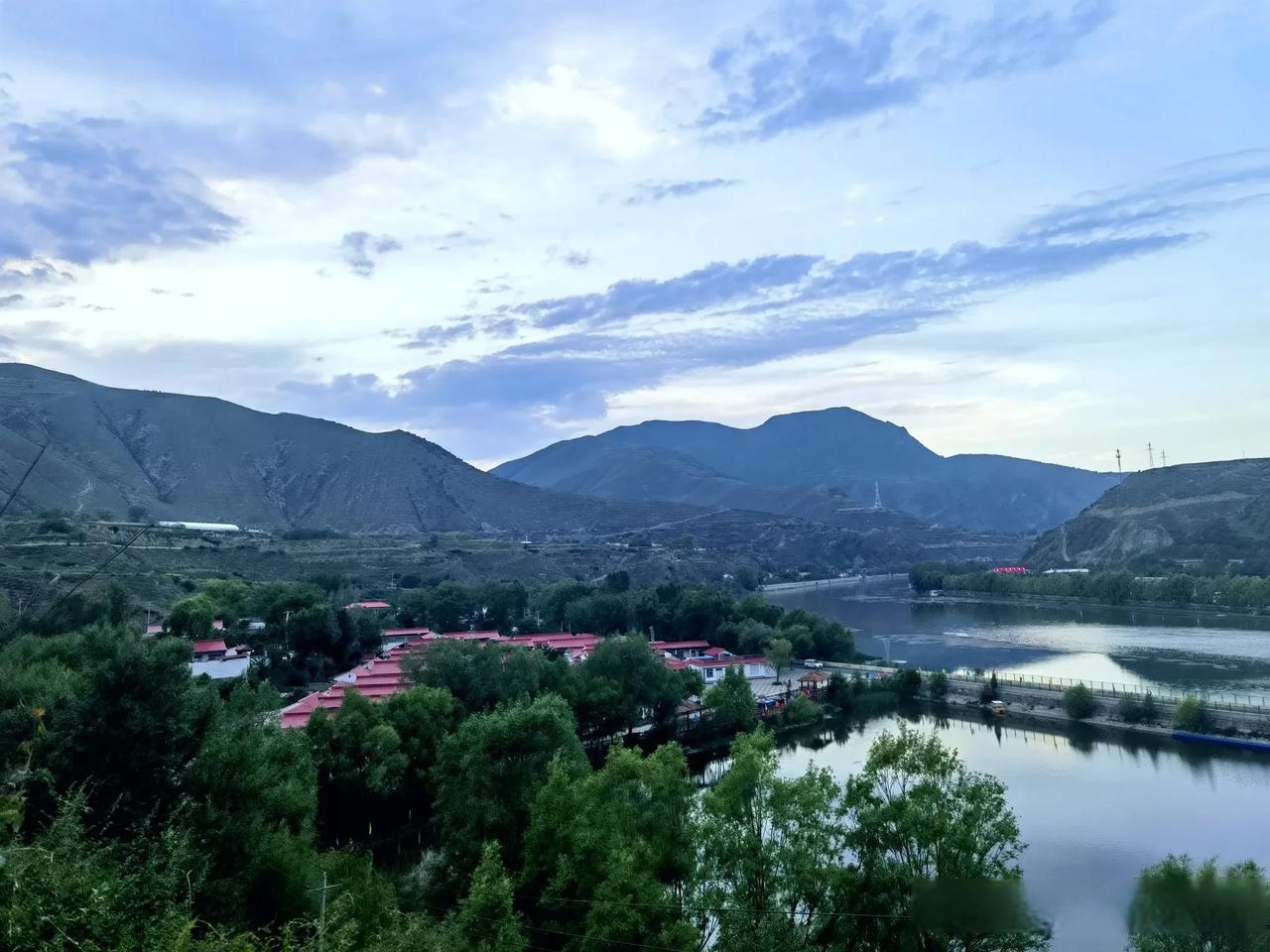 这里是临夏通往甘南的南入口,据说以前是 夏河扎油沟河边美丽的图片