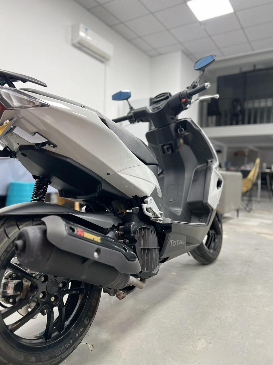 21年少妇四(标致sf4) 个人一手 6千公里 改装短尾牌照架 前后米塔斯