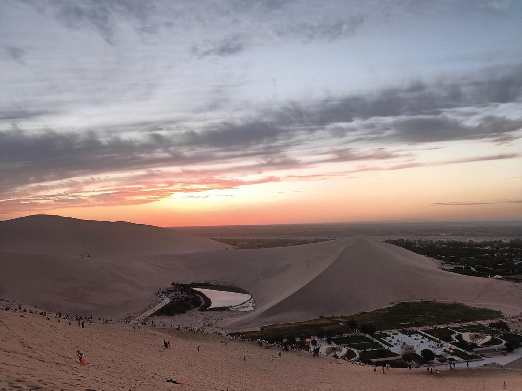 敦煌 敦煌鸣沙山月牙湾夜景,很美.