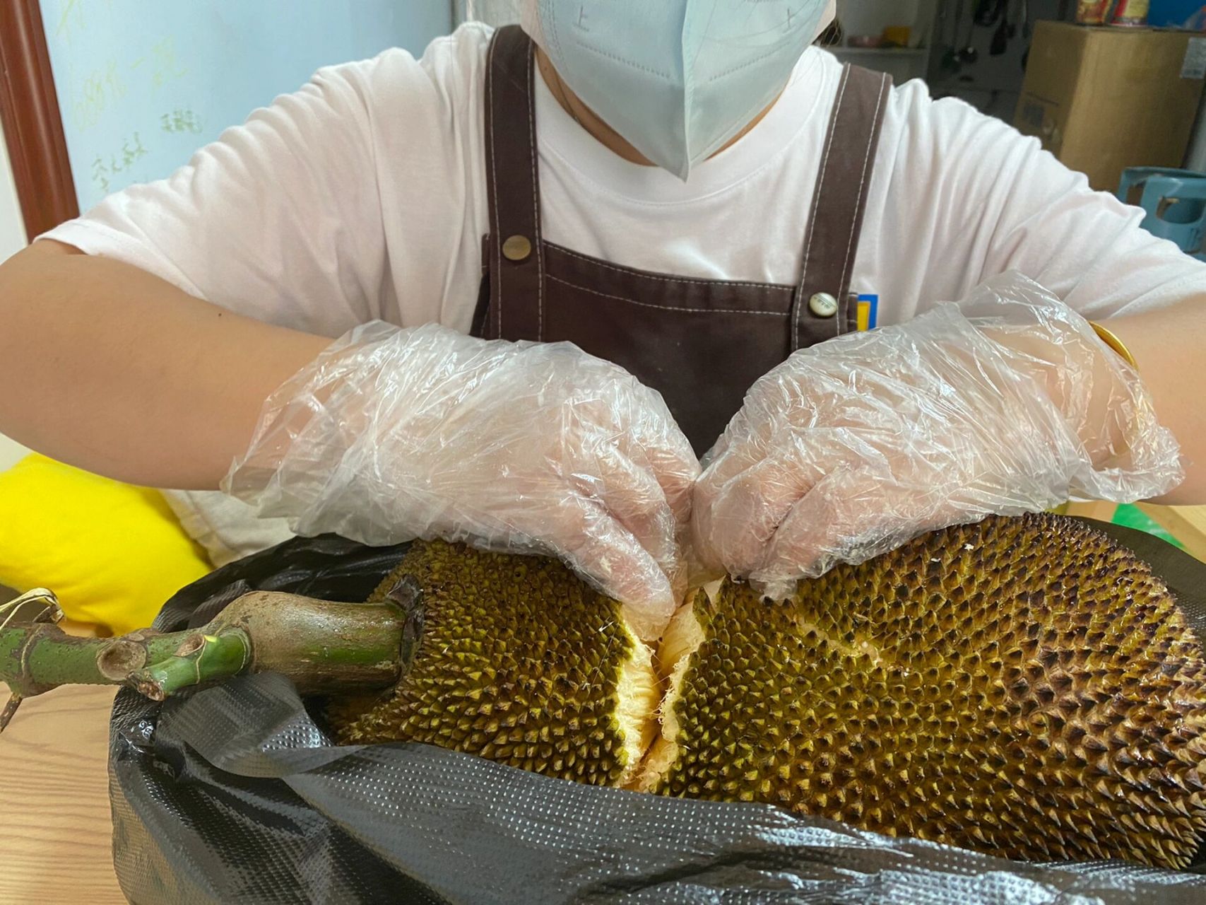 买不到水果吃 那就吃点菠萝蜜 油包 甜腻腻