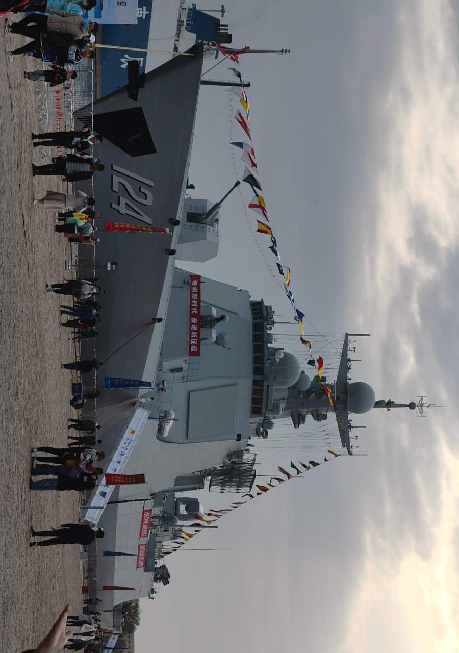 开封舰,052d型驱逐舰, 号舷124. 咋的,民间人士一拍就高大威猛?