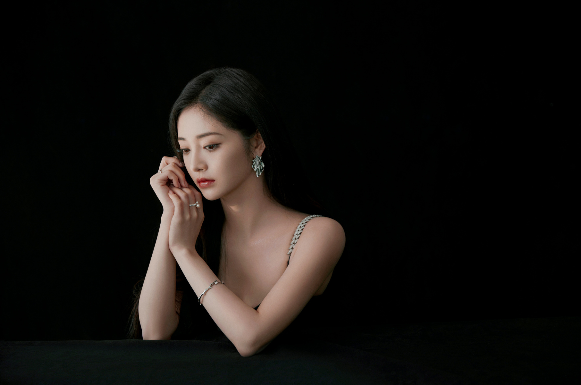 周洁琼,长发红唇,黑色吊带长裙,魅力写真组图