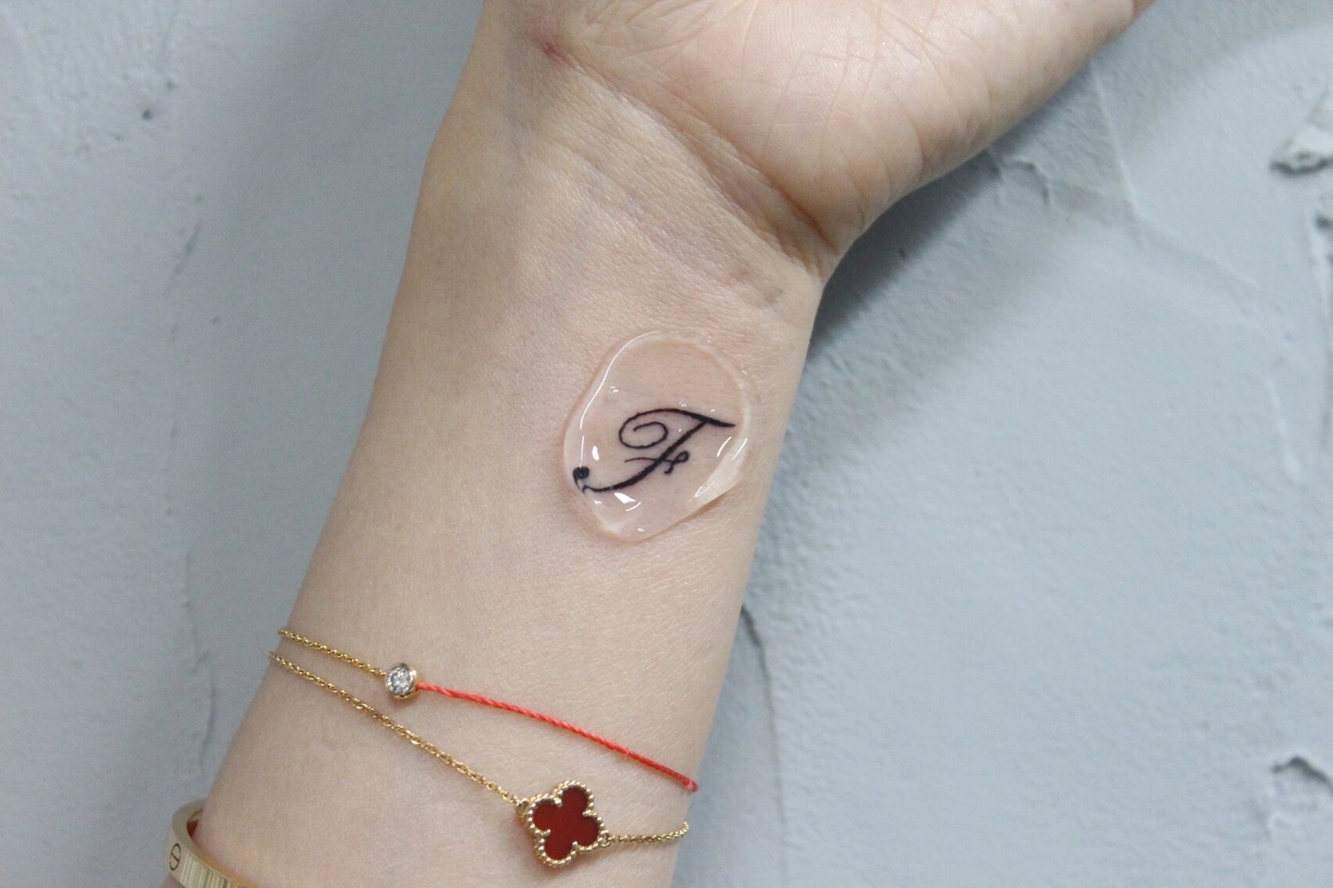 纹身字母f   人生的第一个纹身 姓氏首字母f 也是挚爱的姓氏