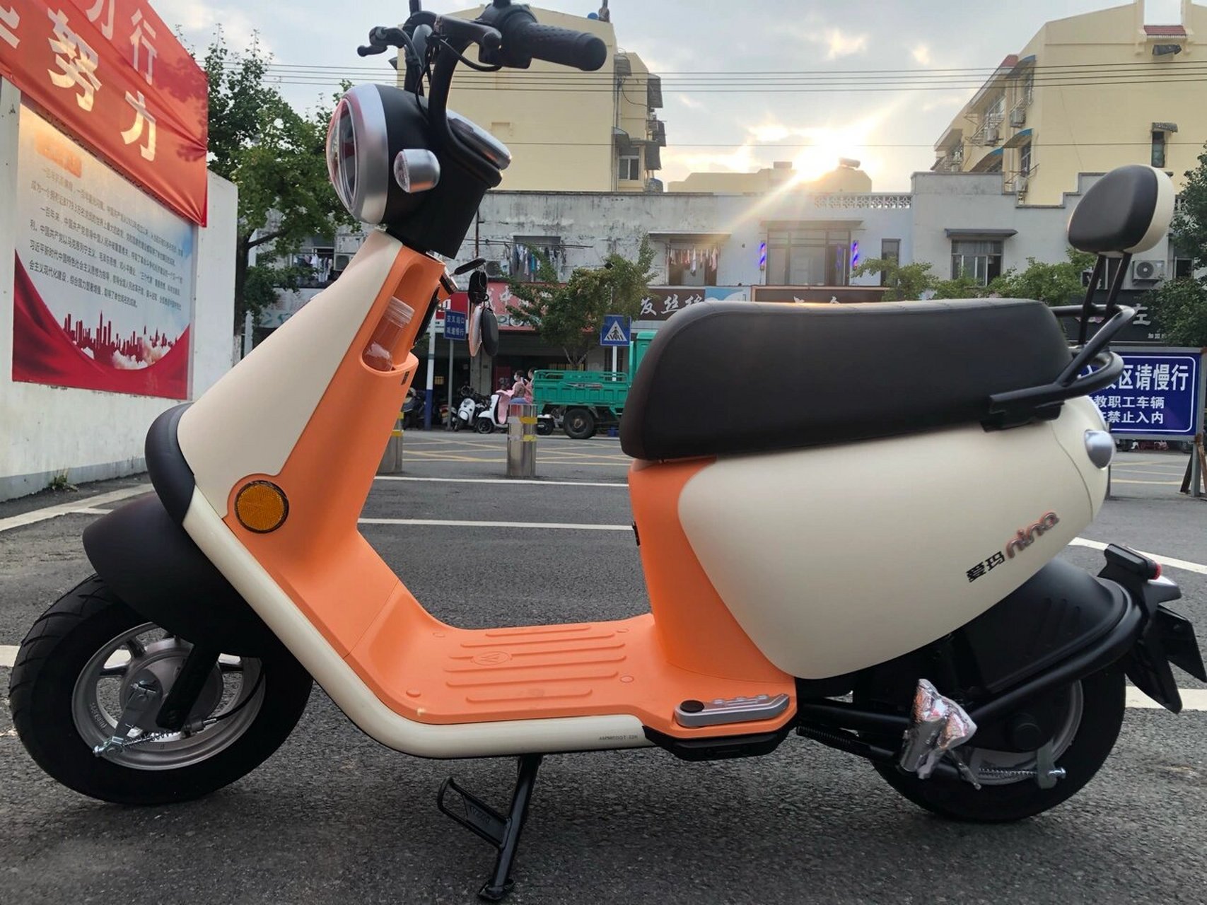 爱玛妮娜电瓶车 我觉得本车除了可爱一无是处 石墨烯电池能跑100公里