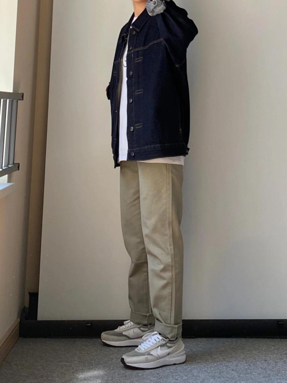 深蓝色的牛仔外套🧥 小众的米绿色直筒休闲裤 #男生穿搭# #少年感穿