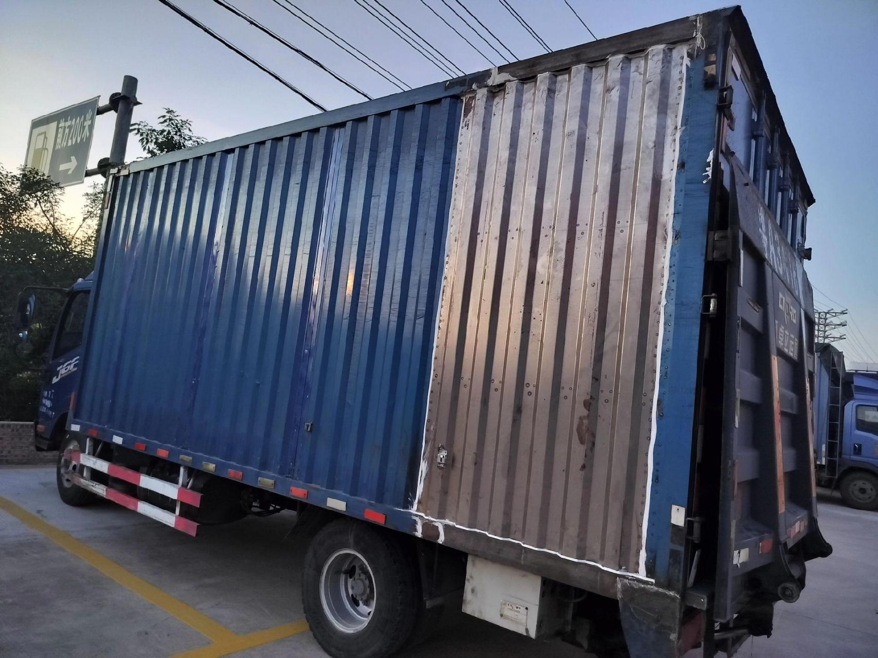 车厢加长1米带尾板,右边侧门改全开折叠门,后桥后移60公分,漆已喷好